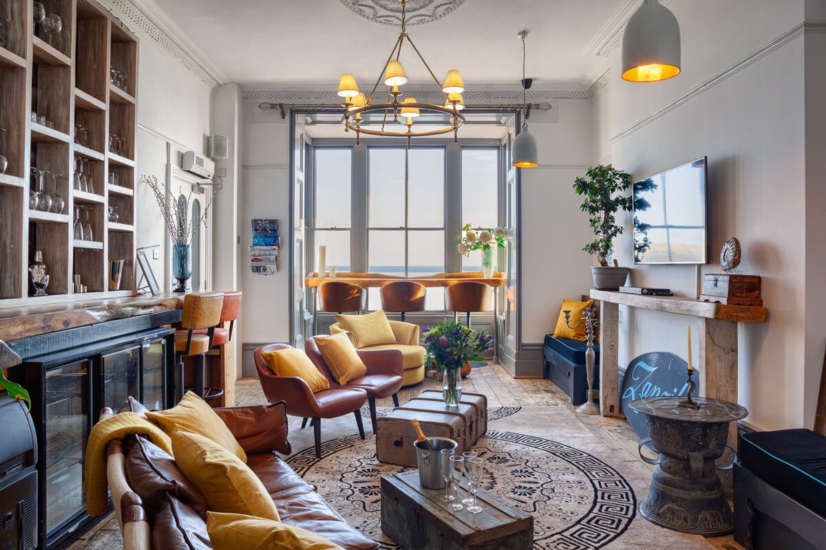 Zanzibar House lounge with bar, chandelier and sea view